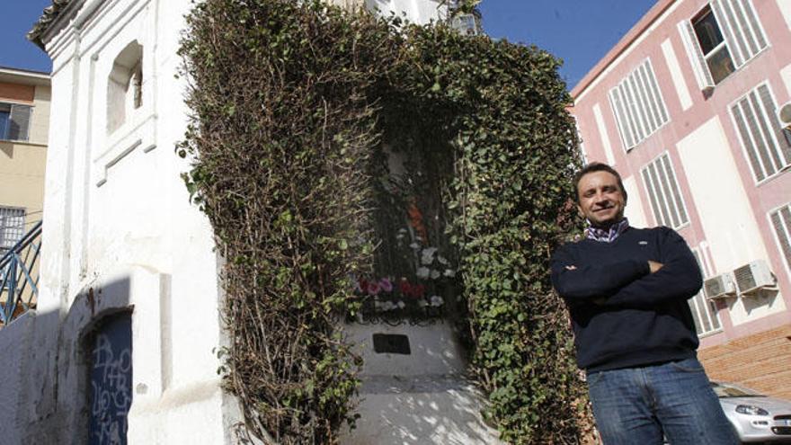 Javier Aguilar, guarda del acueducto de San Telmo, ayer junto a la alcubilla de Capuchinos.