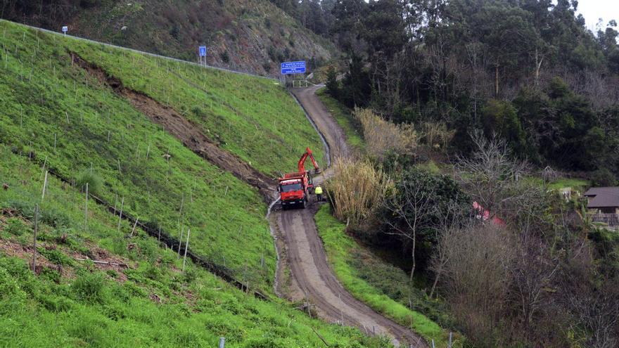La Xunta descarta «fisuras» en el talud de la autovía que enterró una casa