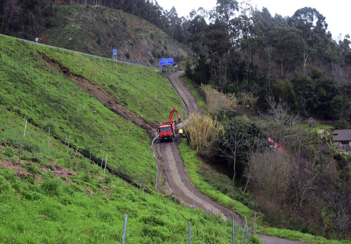 Maquinaria de Carreteras retirando ayer la tierra desprendida del talud de la autovía en Moaña. | GONZALO NÚÑEZ