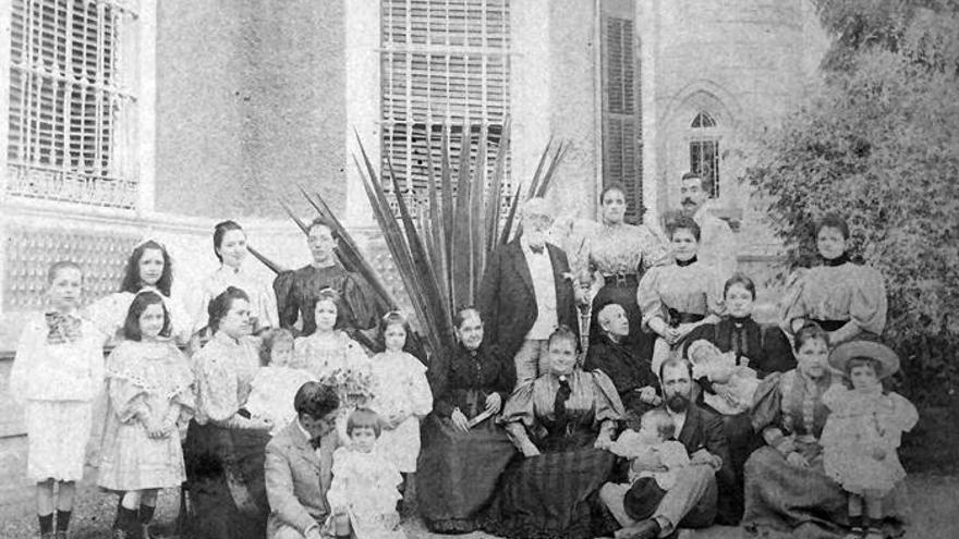 Miembros de la familia Lamothe en su finca de Gamarra.