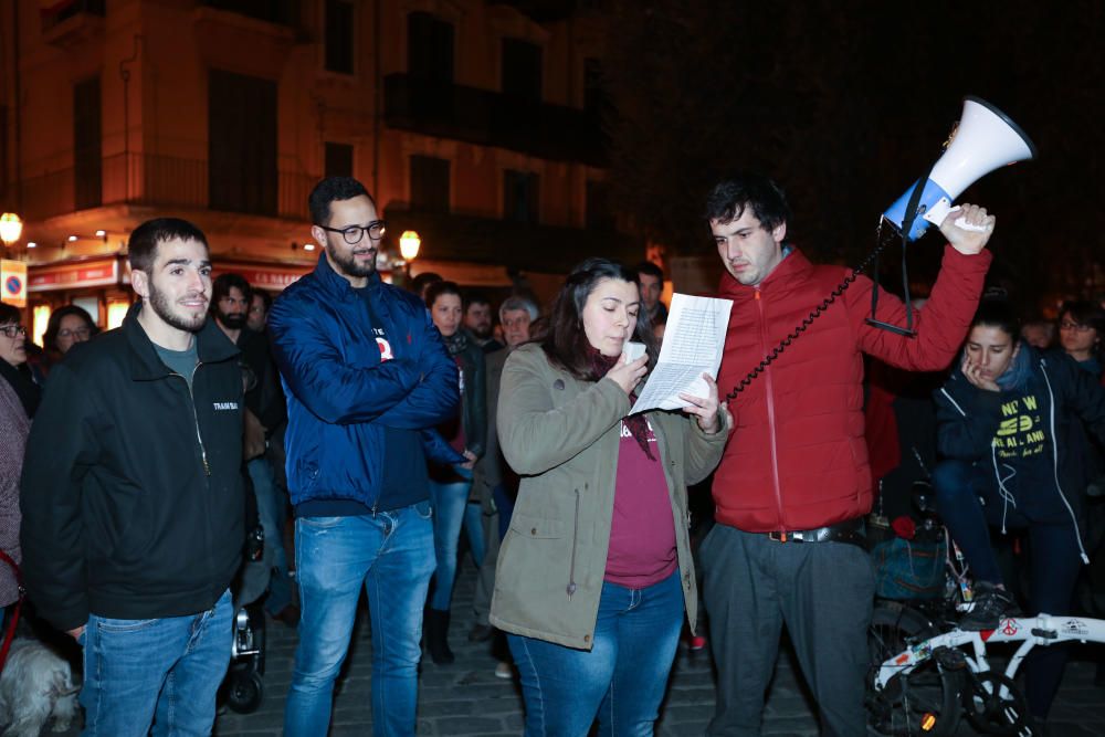 Unas 200 personas apoyan a Valtonyc en la plaza de Cort