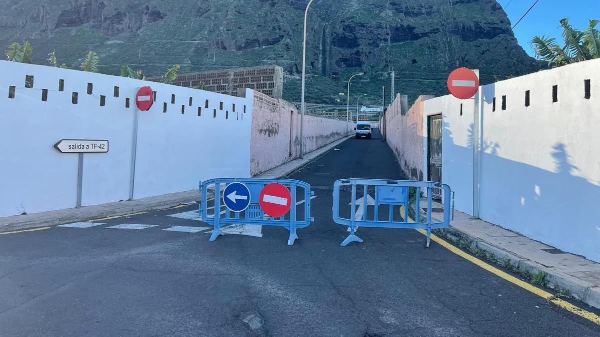 Nueva señalización que impide la salida por La Barrera, en La Caleta en Garachico