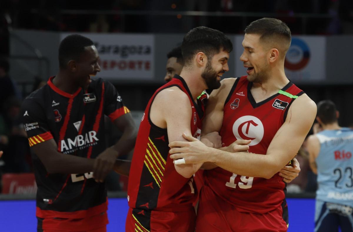 Sulejmanovic felicita a Yusta tras el partido de este sábado.