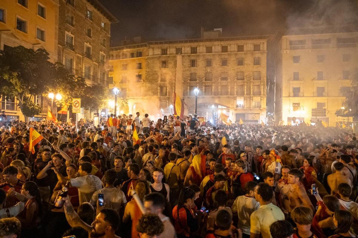 Miles de personas celebran en Palma la victoria de España frente a Argentina en la final del Mundial