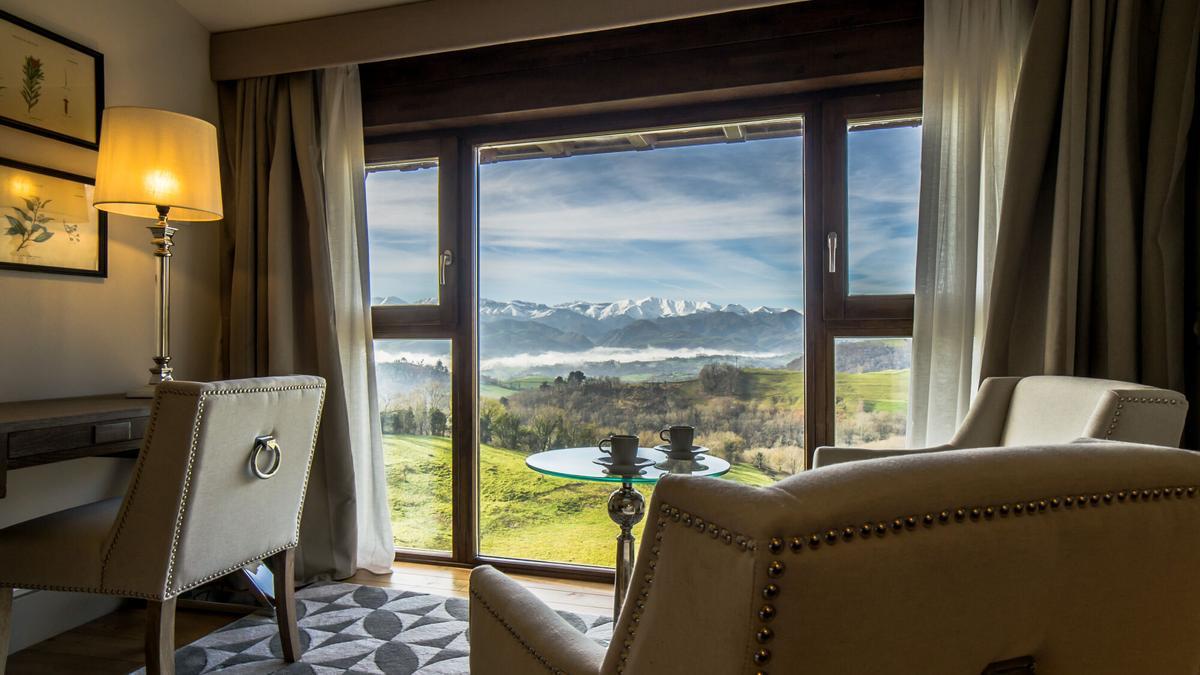 Distintas vistas del hotel Puebloastur y del paisaje que lo envuelve, en la parroquia de Cofiño (Parres)