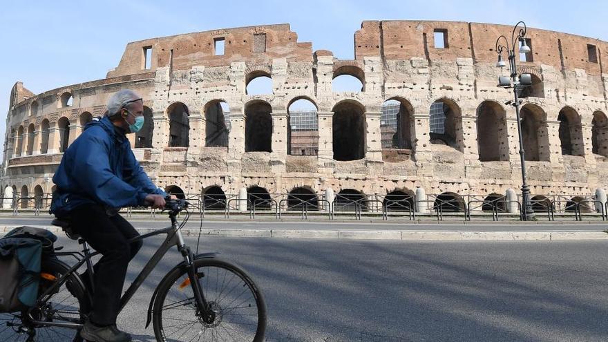 Un ciclista frente al Coliseo de Roma.