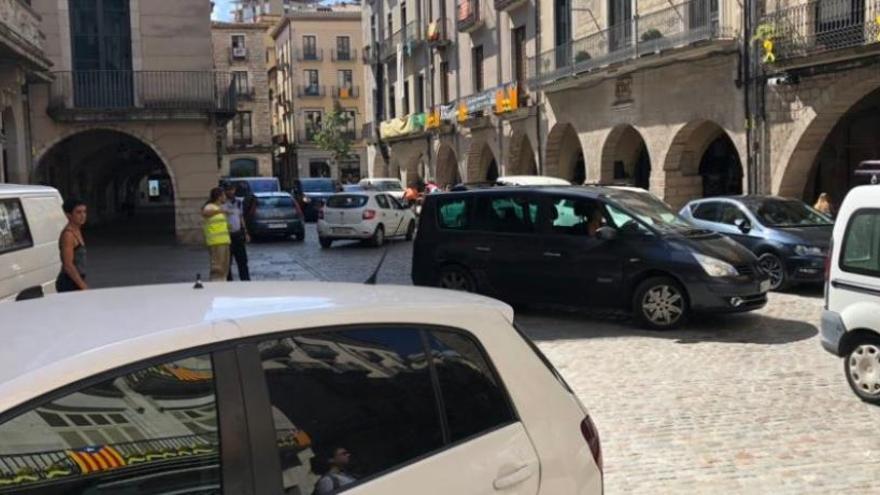 Unes obres al carrer Ciutadans col·lapsen de cotxes la plaça del Vi de Girona