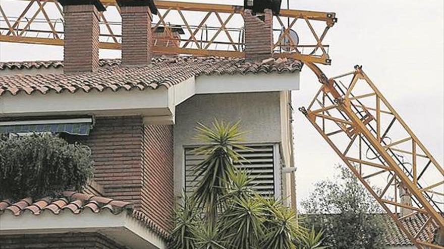Fallece un operario tras caer una grúa sobre una casa en Barcelona