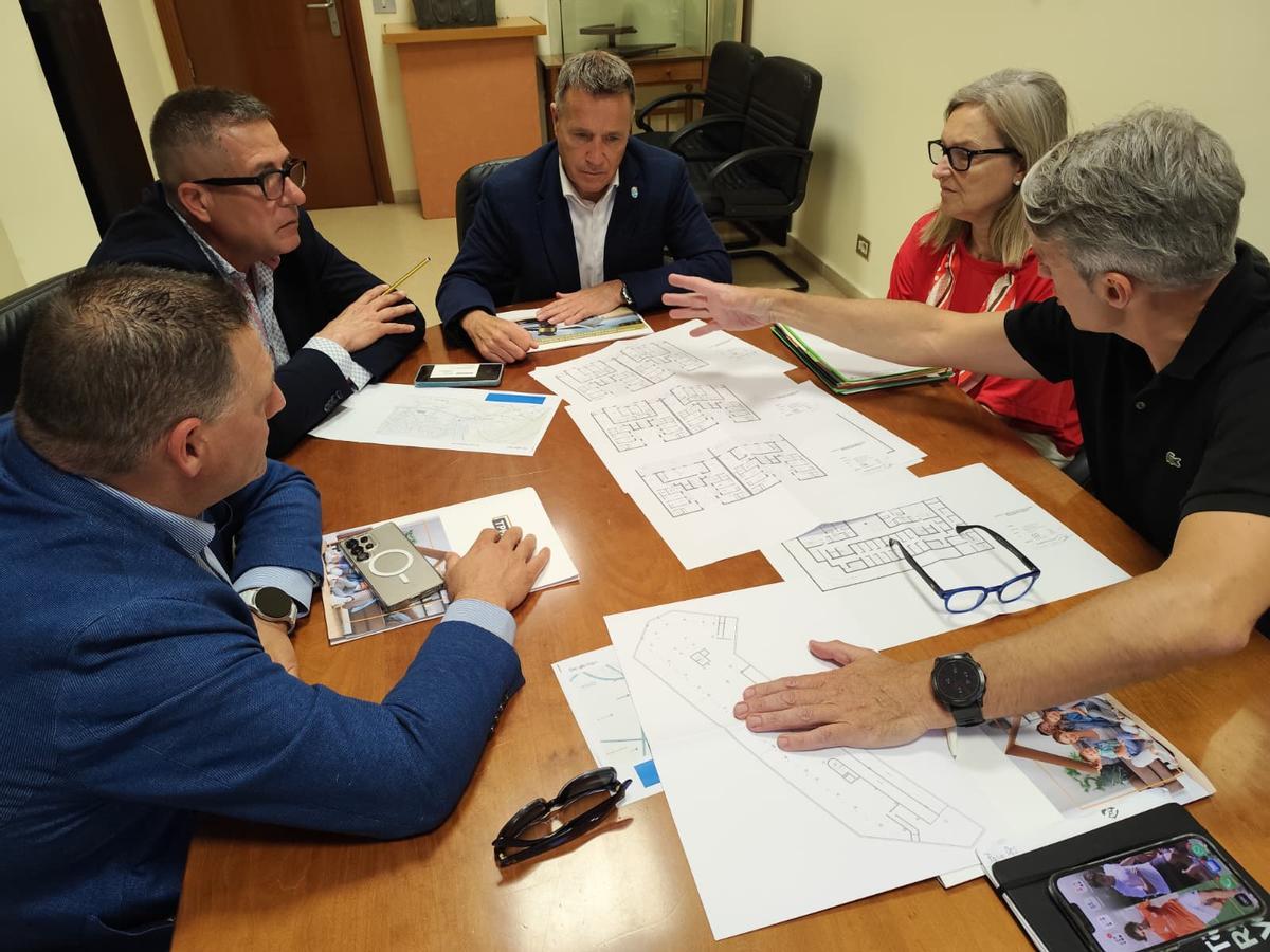 Reunión de trabajo entre TPM Homes y miembros del equipo de gobierno con el alcalde, Jorge Monferrer a la cabeza.