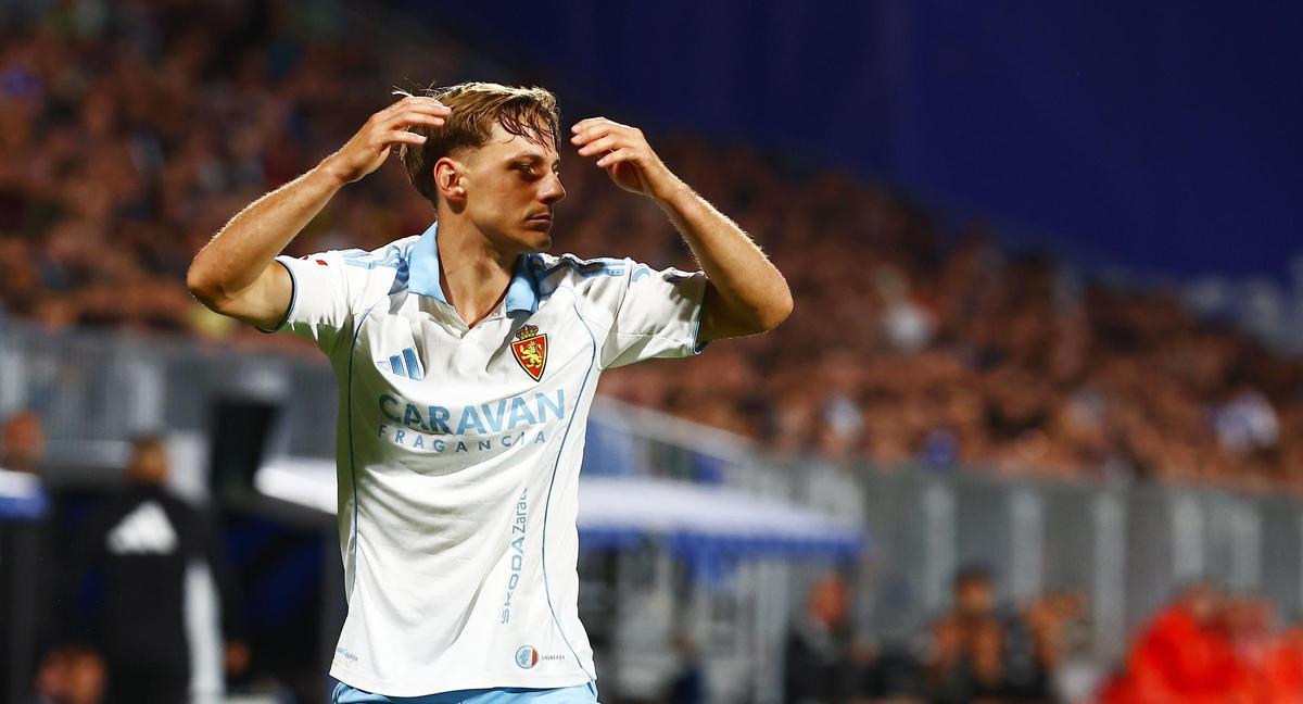 Dani Gómez se lamenta de una acción errada durante el partido ante el Granada.