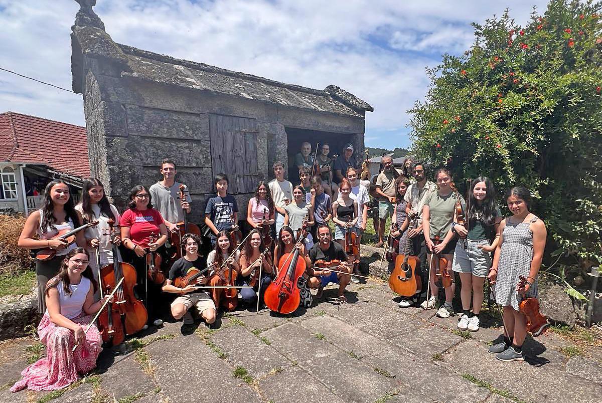 Alfonso Franco, profesor de violín folk en la ETRAD e impulsor de la asociación cultural Galicia Fiddle, acompañado de sus alumnos que viajan a la Convención de Violín del Atlántico Norte 2026 (NAFCO).