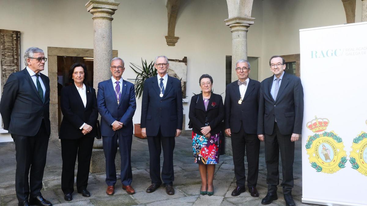 Manuel Pérez, izquierda; Pilar Bermejo; Juan Lema; Antón Costas; Rosario Álvarez; Alberto Gago  y José Alberto Díez de Castro