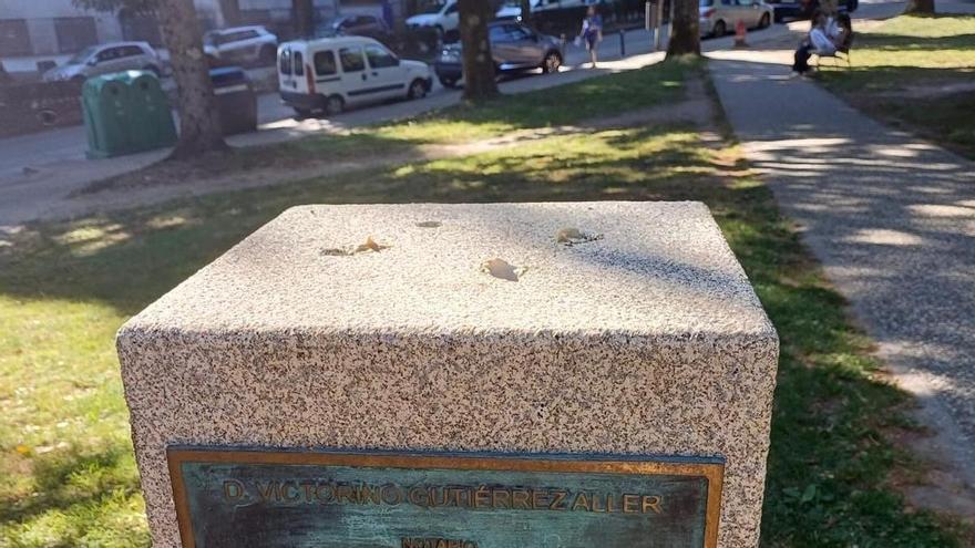 ¿Dónde está el busto del notario Gutiérrez Aller instalado junto a la Facultade de Dereito de la USC?