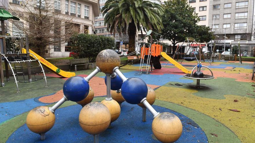 Parque infantil en la plaza de Maestro Mateo.   | // VÍCTOR ECHAVE