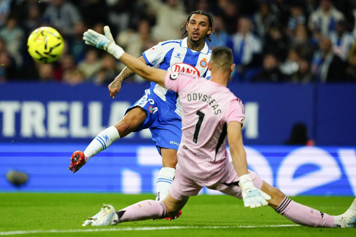 L’Espanyol s’agafa a Dmitrovic per sumar una soferta victòria