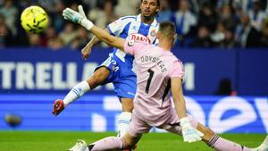 L’Espanyol s’agafa a Dmitrovic per sumar una soferta victòria