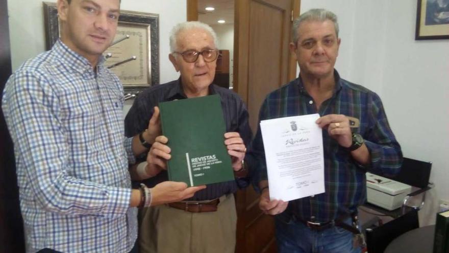 Luis Moreno entrega al Ayuntamiento de Jaraíz todos los números de la revista de ferias