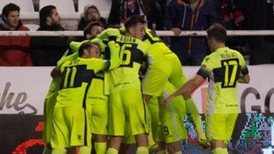 Los jugadores del Elche se abrazan a Guillermo tras marcar su gol en Vallecas