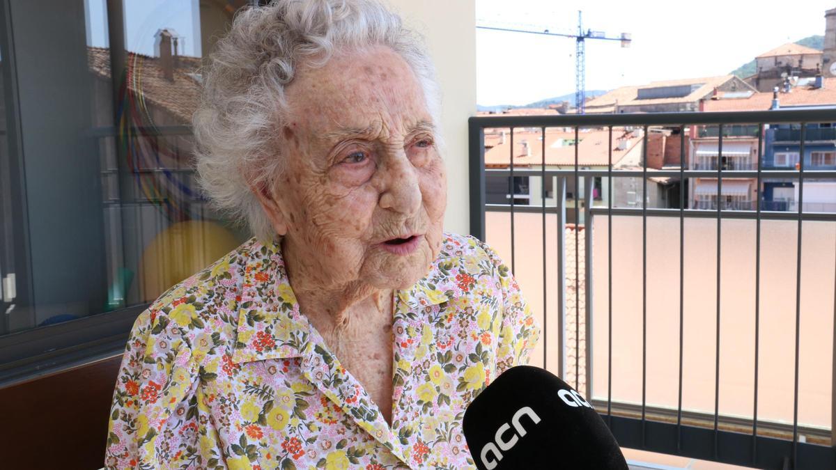 La persona més vella de Catalunya, Maria Branyas, en una entrevista a l'ACN a Olot.