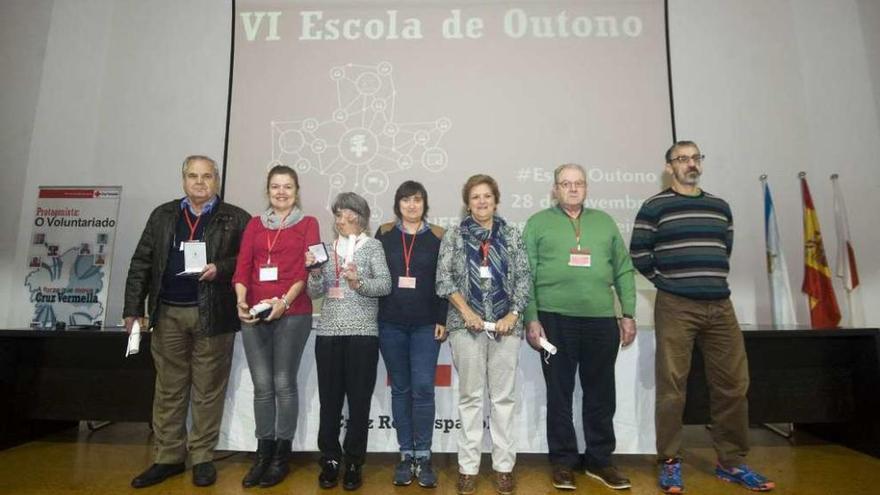 Los voluntarios premiados, con la presidenta de Cruz Roja en A Coruña, Mercedes Casanova (centro).