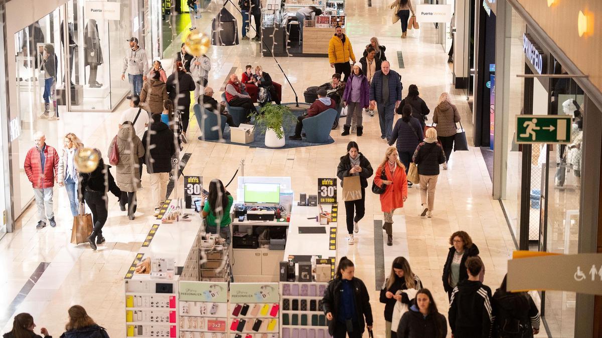 Gran afluencia de personas en un centro comercial de la ciudad de Zaragoza.