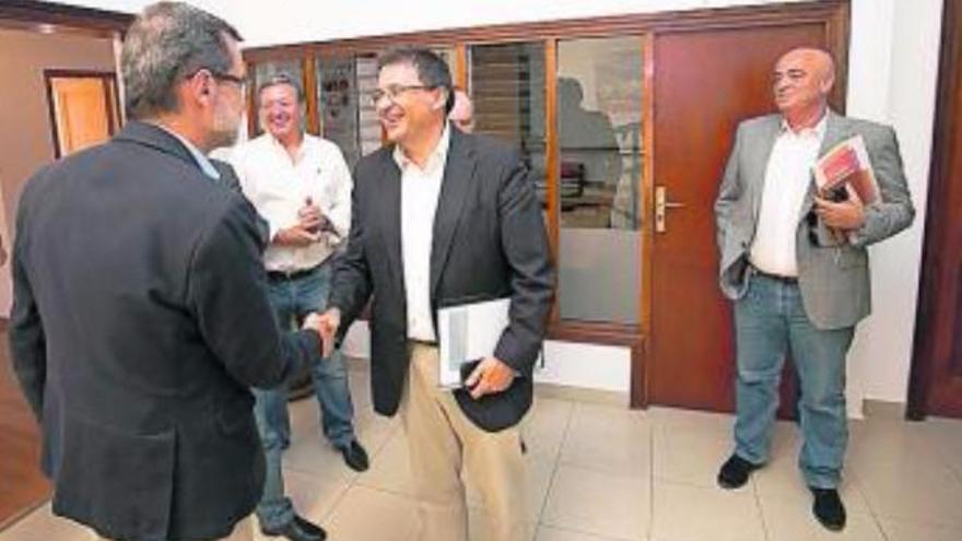 El presidente de la Autoridad Portuaria, Luis Ibarra, saluda a Marcial Morales.