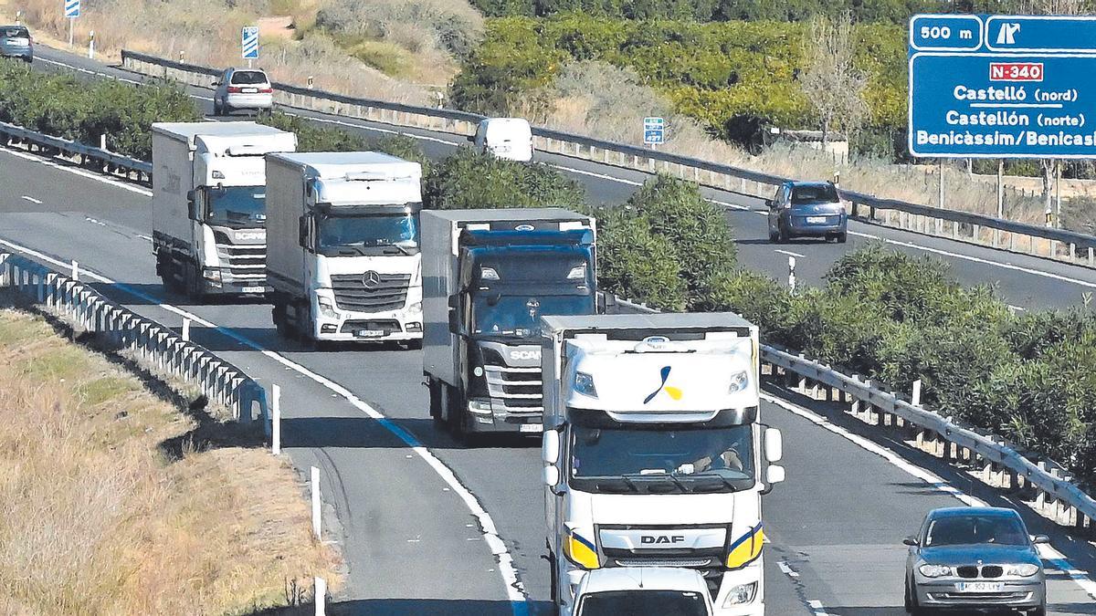 Varios camiones circulan por la autopista AP-7 en el término municipal de Castelló.