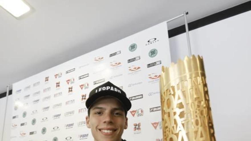 Mir posa sonriente junto al trofeo del Gran Premio de Qatar, ayer en el Palma Arena.