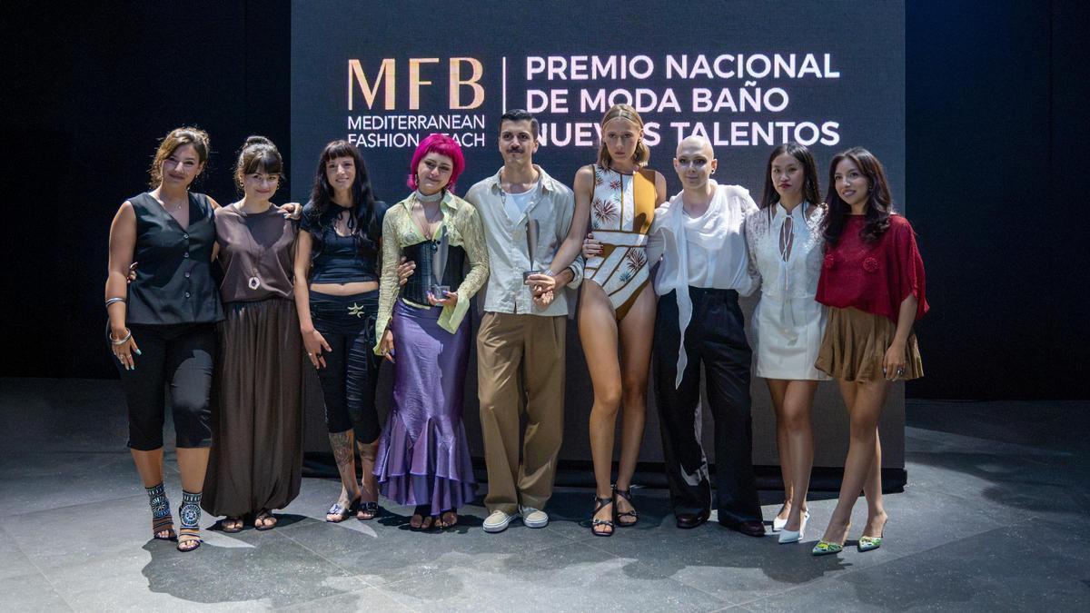 Ganadores y finalistas de Mediterranean Fashion Beach 2026, una edición que volvió a situar Alicante como escaparate nacional de la moda baño y del talento emergente español.
