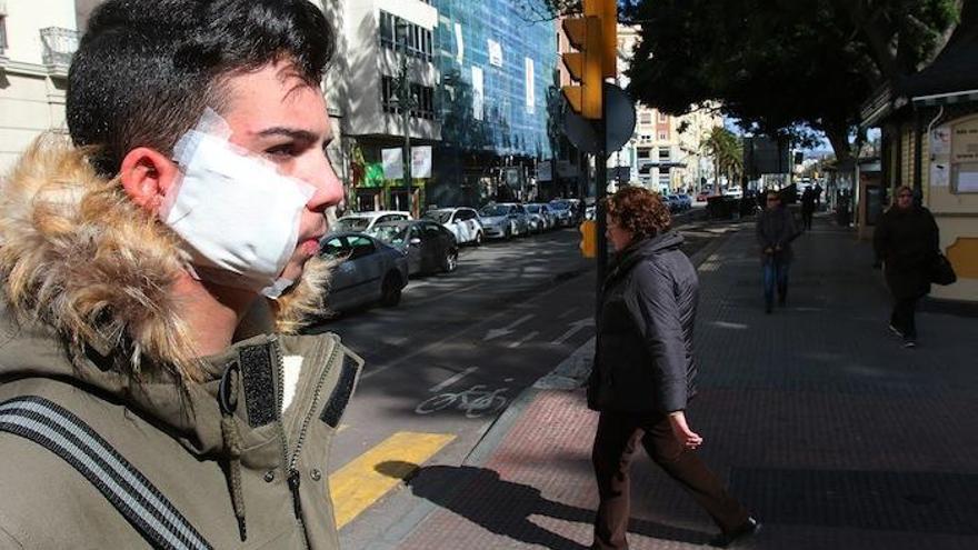 Ángel muestra las heridas que le provocaron sus agresores cerca del lugar de los hechos.