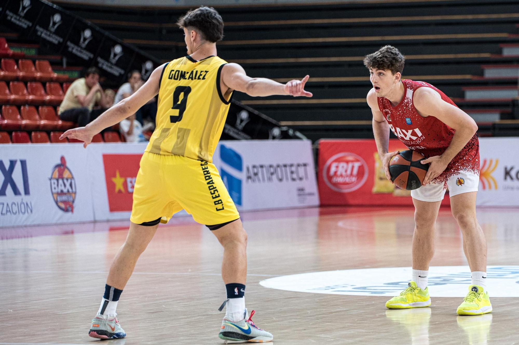 Imatges de la final de la Super Copa masculina entre el Tenea Esparreguera i el Bàsquet Manresa B