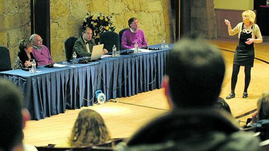 Aurora Alonso, durante su intervención, ayer, en el Auditorio, con Idalina Fernández, Alfonso Fidalgo, José Luis Alcázar y Vicente Barriales en la mesa.