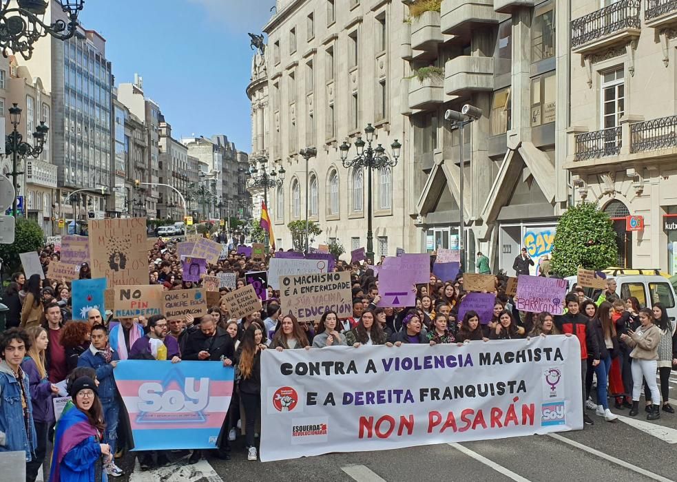 Las jóvenes viguesas se ponen en pie: "Tú, machista, estás en nuestra lista". // Marta G. Brea | Borja Melchor