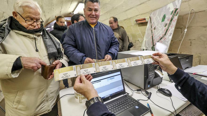 Los primeros compradores de las sillas, que han hecho más de cinco horas de cola y procedían de Benidorm