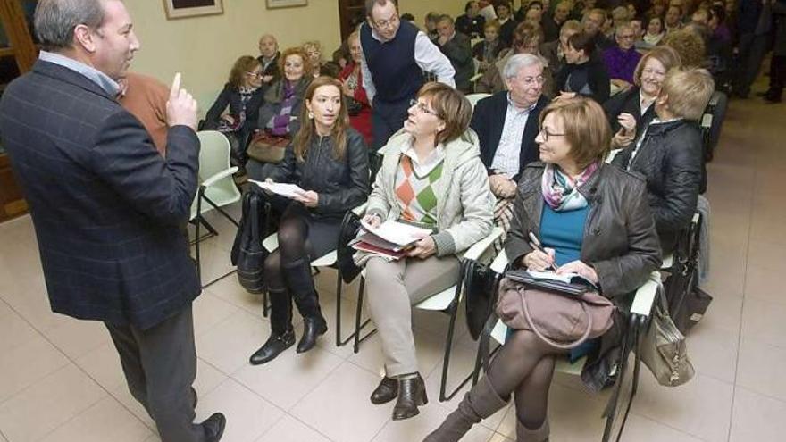 Álvaro Álvarez (de pie) habla con Ana Concejo, Pilar Varela y Mariví Monteserín en la sede del PSOE de Avilés.