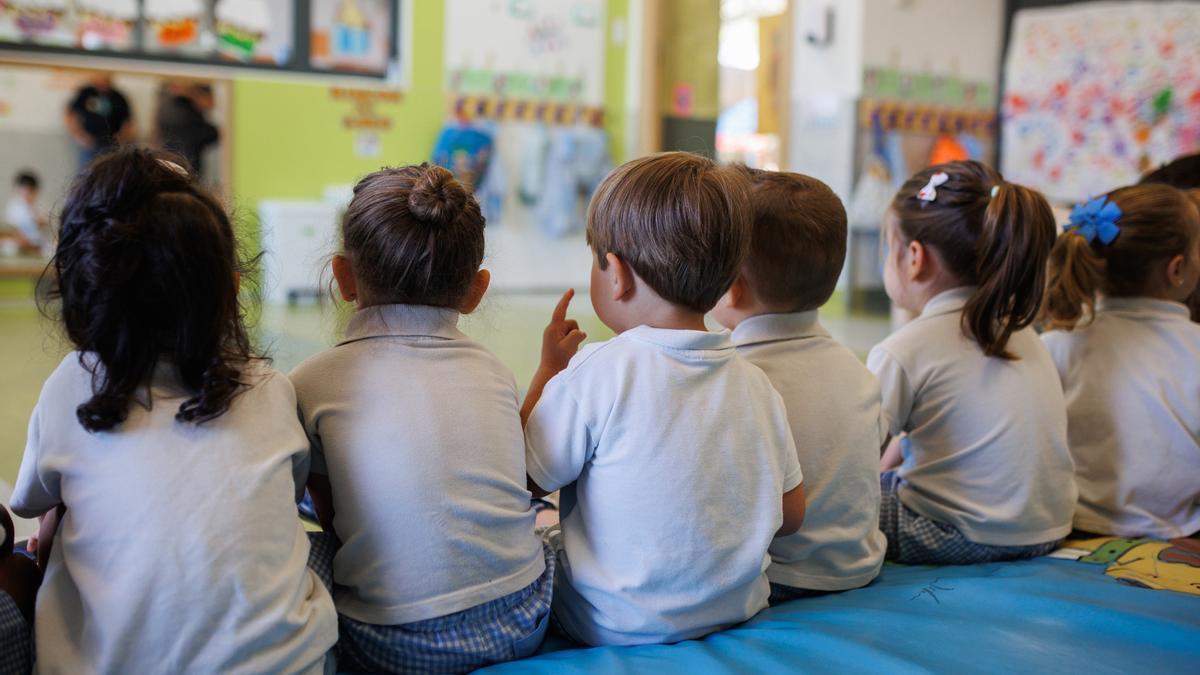 Varios niños en una guardería.