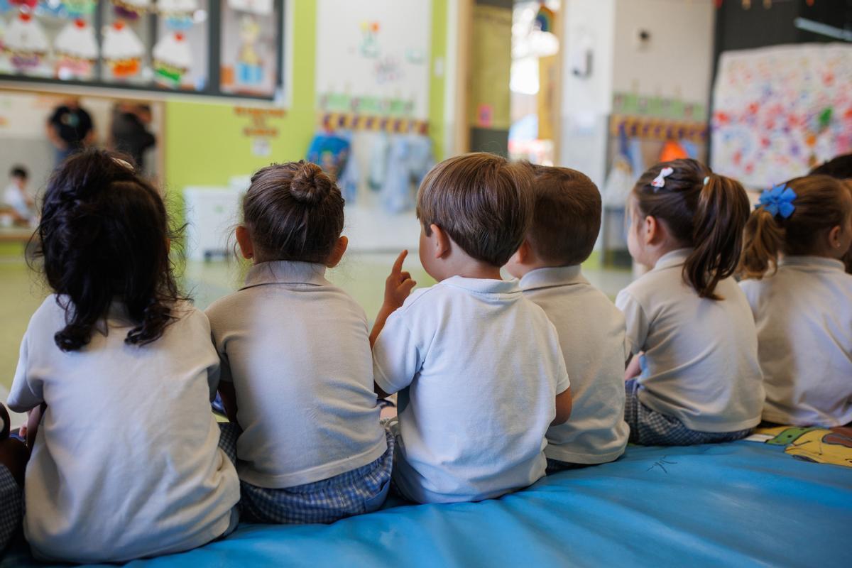 Archivo - Varios niños en una guardería.