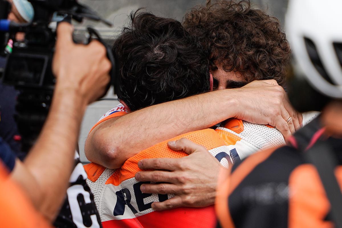 Marc Márquez abraza, efusivamente, a Santi Hernández, en el 'corralito' de Sachsering (Alemania).