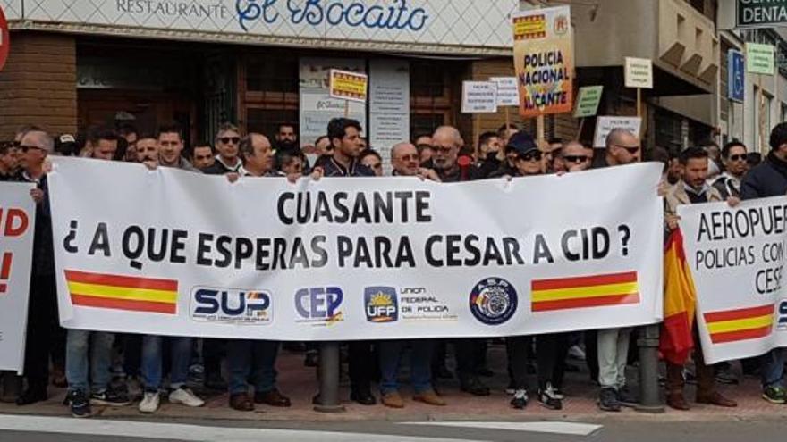 Los sindicatos piden el cese del comisario jefe de Alicante y 18 mandos van a la Subdelegación para respaldarle