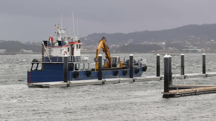 La draga usada para regenar los bancos marisqueros de A Toxa, amarrada en el puerto deportivo. // Muñiz