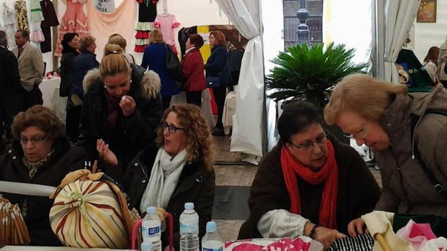 Los encajes de bolillos toman la Plaza de España en el encuentro nacional