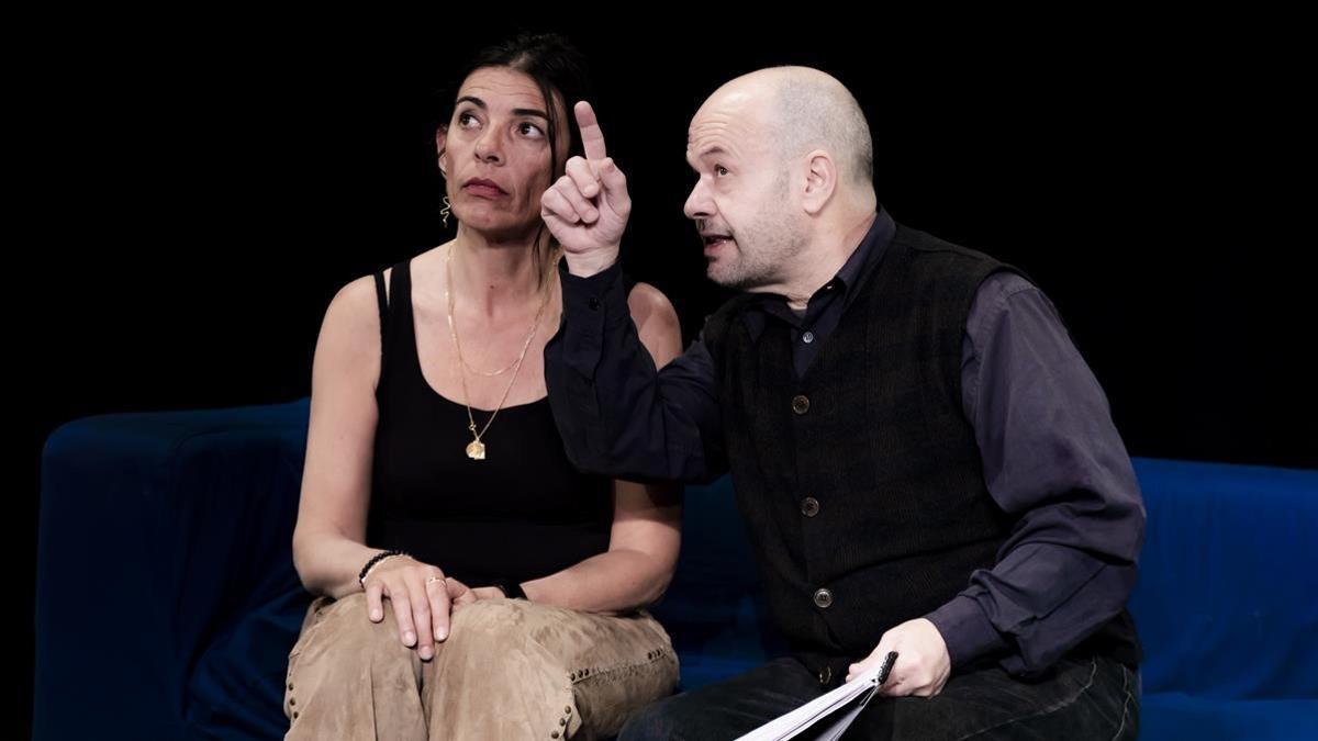 Núria Casas y Mingo Ràfols, en una escena de 'Ara que ho tenim tot'.