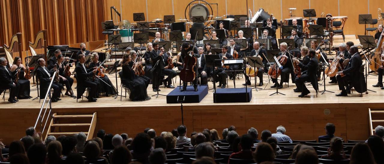 La OSPA, ayer, en el Auditorio, con Pablo Ferrández en el centro y Nuno Coelho a la izquierda, entre los músicos. | Miki López