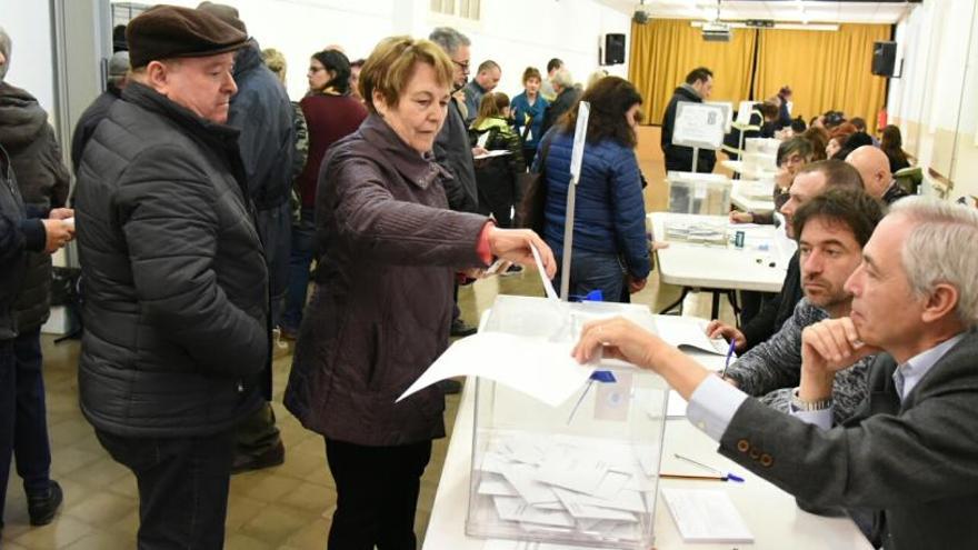 Imatge d&#039;una mesa electoral a Manresa.