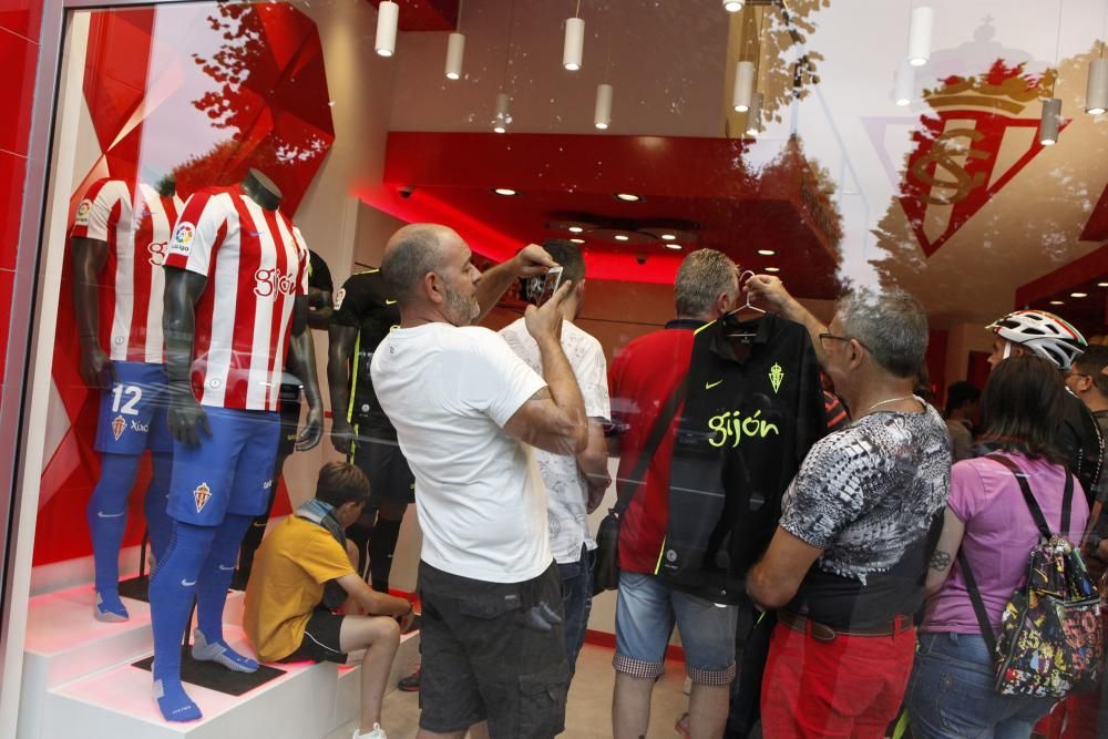 Primer día de venta de la nueva camiseta del Sporting