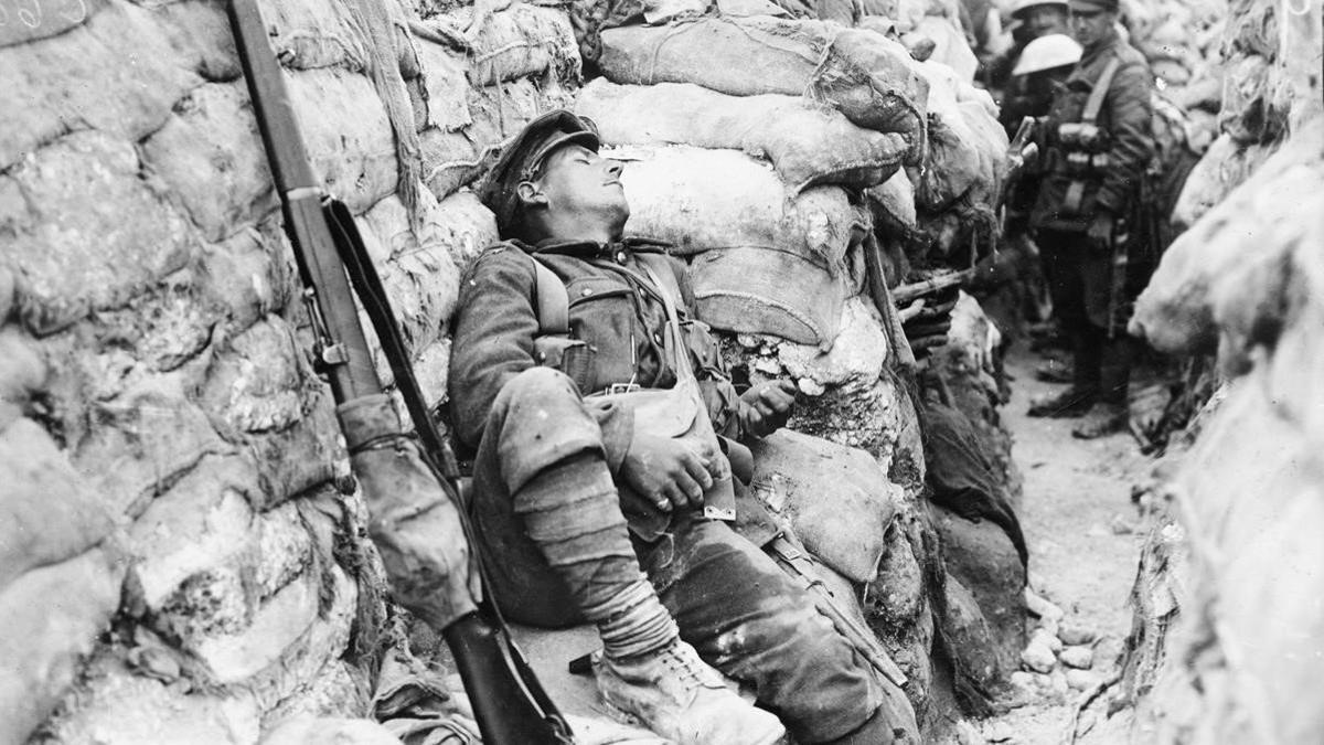 Un soldado francés duerme en una trinchera en la primera guerra mundial.