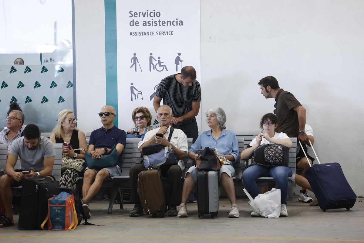 Una docena de pasajeros han optado por cambiar o cancelar sus billetes a Galicia.