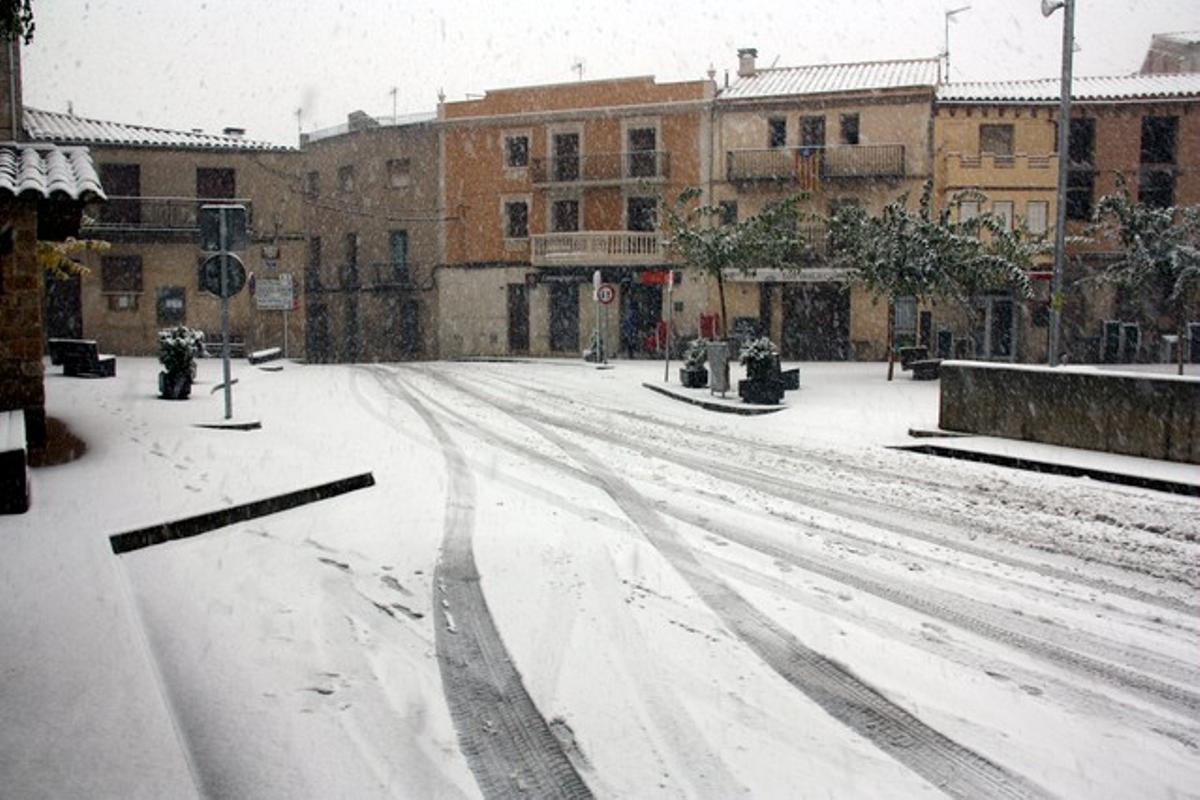 La plaça de Catalunya d’Horta de Sant Joan, emblanquinada per la nevada d’aquest dissabte al matí.