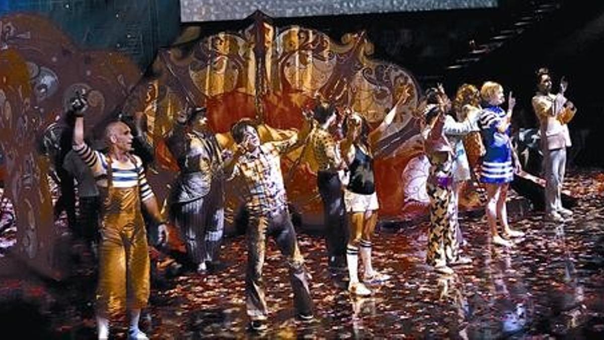 Algunos intérpretes del Cirque du Soleil ensayan el espectáculo 'The Beatles love' en el Hotel Mirage de Las Vegas.