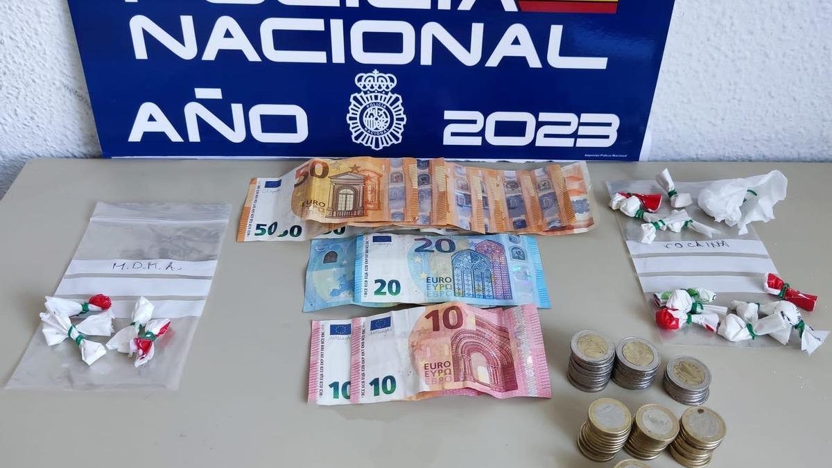 Imagen cedida por la Policía Nacional de la droga y el dinero incautado.